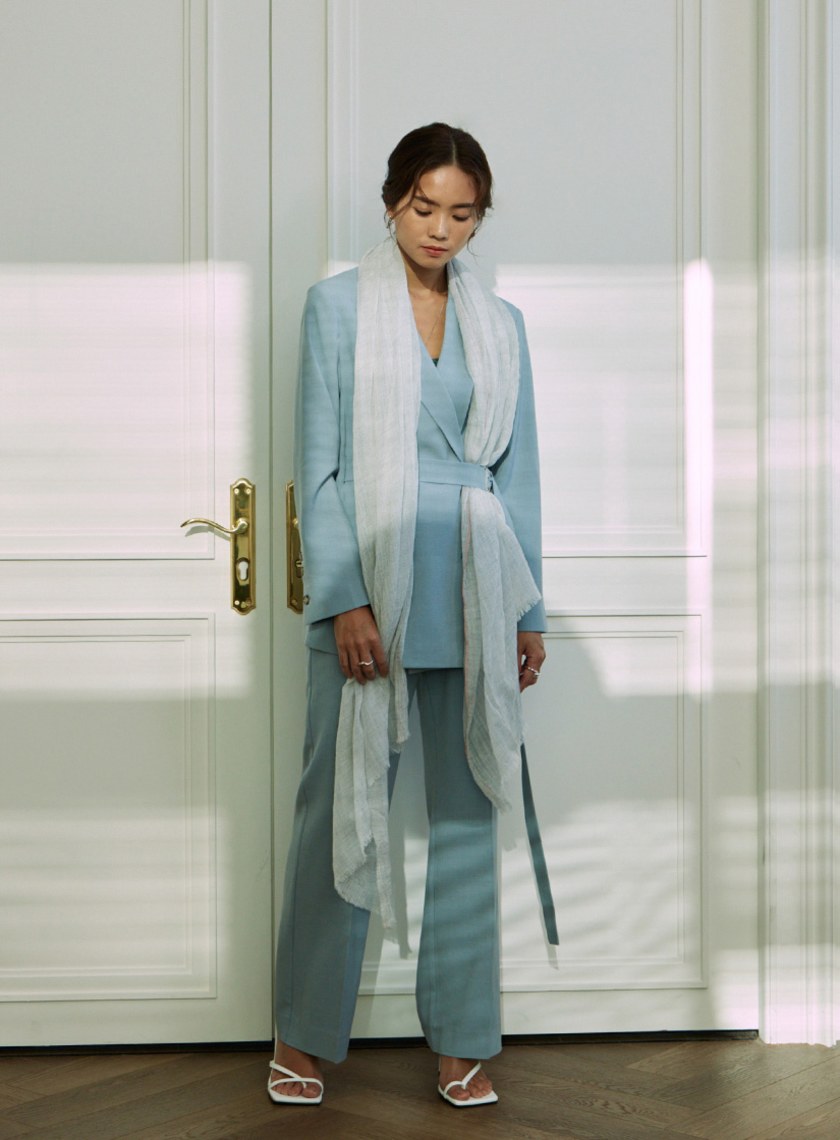 柔滑打褶直筒西裝褲